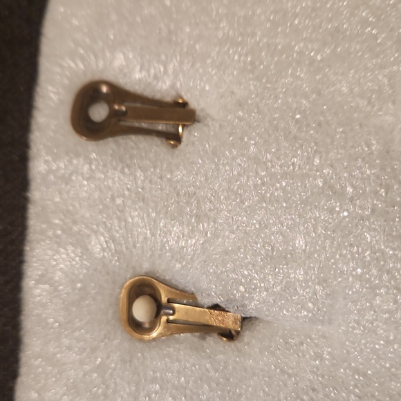 Elegant Gold and Black Dangle Earrings Clip On - Picture 2 of 3